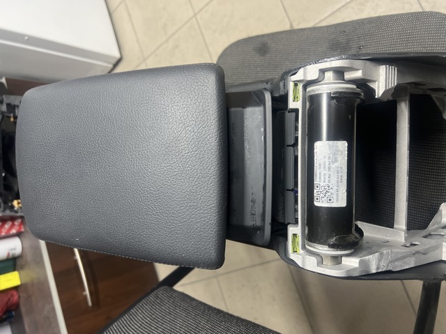 Кронштейн підлокітника 8W0864283B VAG