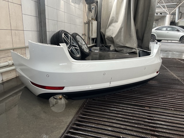 Буфер (бампер) задній 8W5807067A VAG