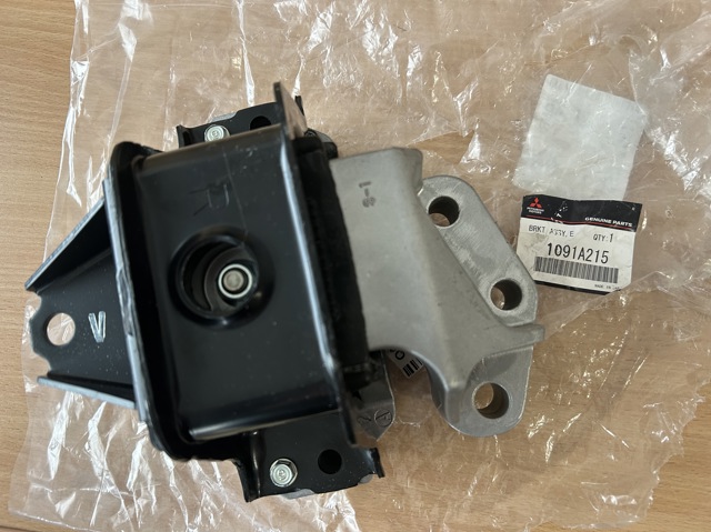 Подушка (опора) двигуна, права передня 1091A353 MITSUBISHI