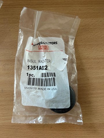 Подушка кріплення радіатора верхня 1351A022 MITSUBISHI