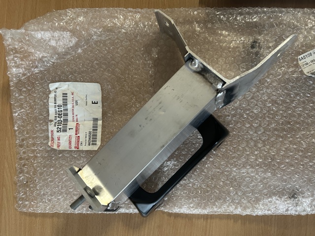 Кронштейн підсилювача переднього бампера 521030E010 TOYOTA