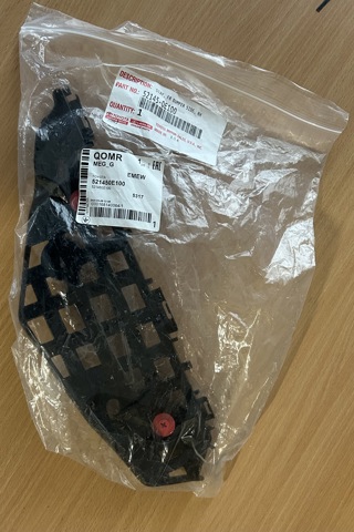 Кронштейн бампера переднього, правий 521450E100 TOYOTA
