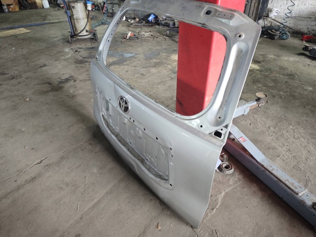 Задні двері багажника 6700560L30 TOYOTA