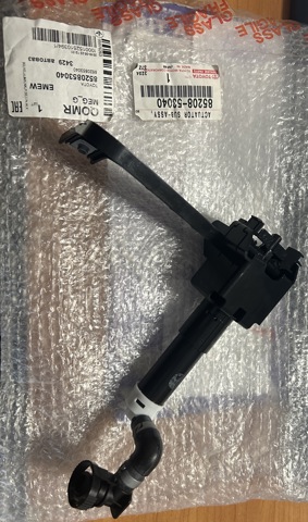Сопло омивача фари передньої, лівої 8520853040 TOYOTA