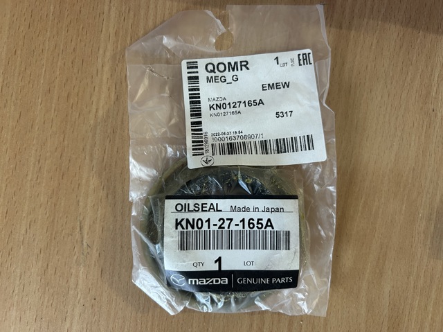 Сальник хвостовика редуктора переднього моста KN0127165A MAZDA
