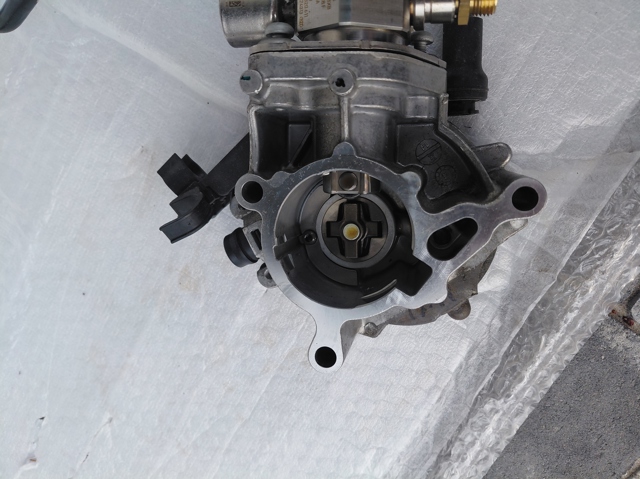 Насос вакуумний 06K145100BB VAG