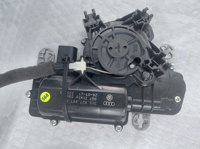 Мотор-привід відкр/закр. замку багажника/дверей 3/5-х 3V5827887B VAG