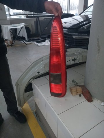Задні ліхтарі 2N1113A602B FORD