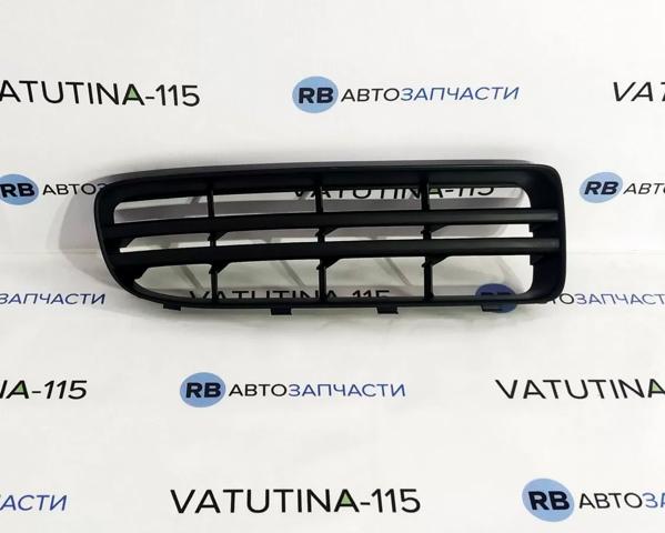 Решітка переднього бампера, права 1U0807368C01C VAG