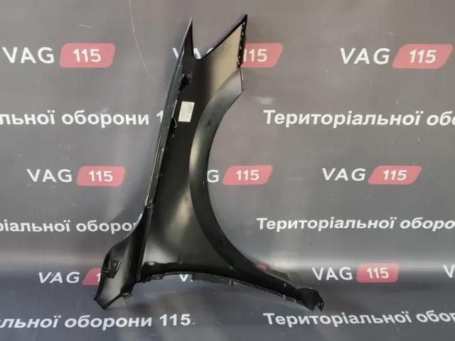 Ліве переднє крило 561821021B VAG