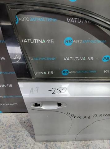 Пасажирські передні двері 5E0831052 VAG