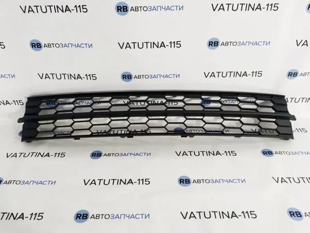 Решітка переднього бампера, центральна 5JA8536779B9 VAG