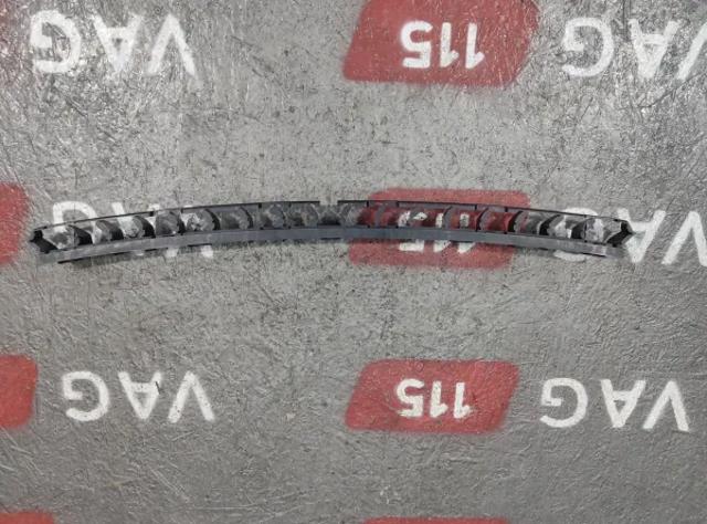Кронштейн бампера заднього, центральний 5JH807863A VAG