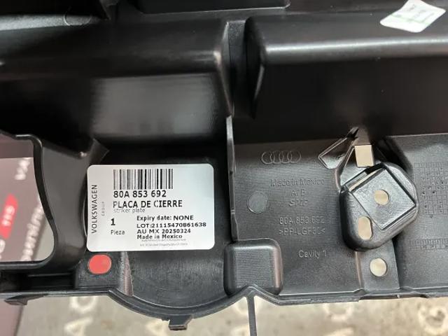 Кронштейн решітки радіатора 80A853692 VAG