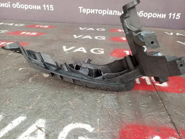 Кріплення фари передньої, правої 8K0805608B VAG