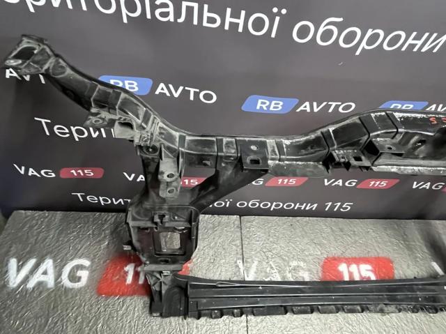 Кронштейн кріплення радіатора 8R0805594D VAG