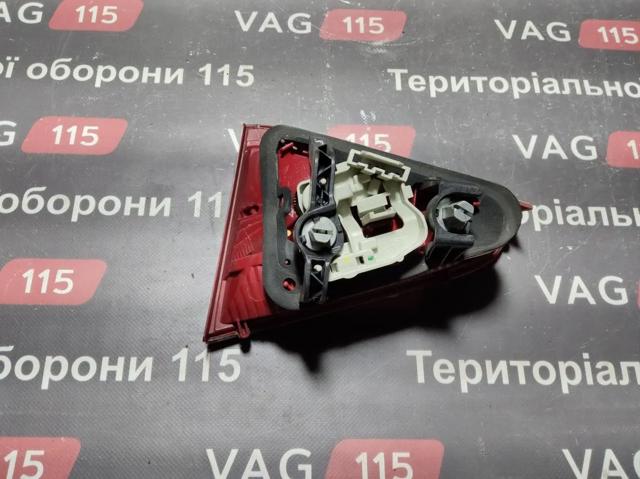 Задня ліва внутрішня фара 8T0945093 VAG