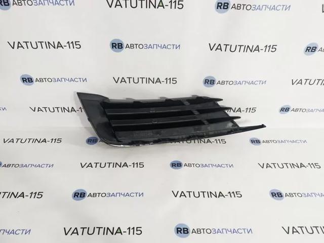 Заглушка, решітка протитуманних фар бампера переднього, права 8V58076829B9 VAG