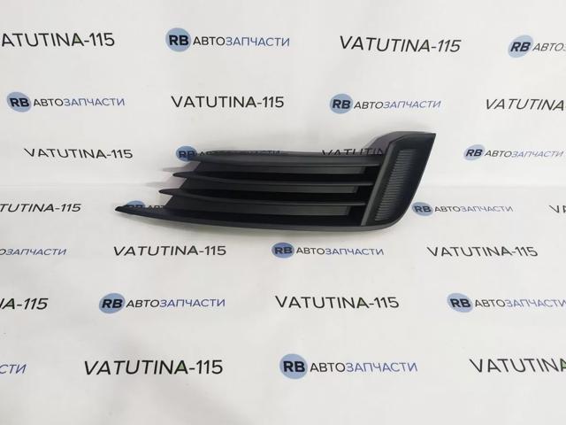 Заглушка, решітка протитуманних фар бампера переднього, права 8V58076829B9 VAG