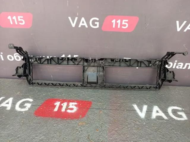 Кронштейн решітки радіатора 8W0807771F VAG
