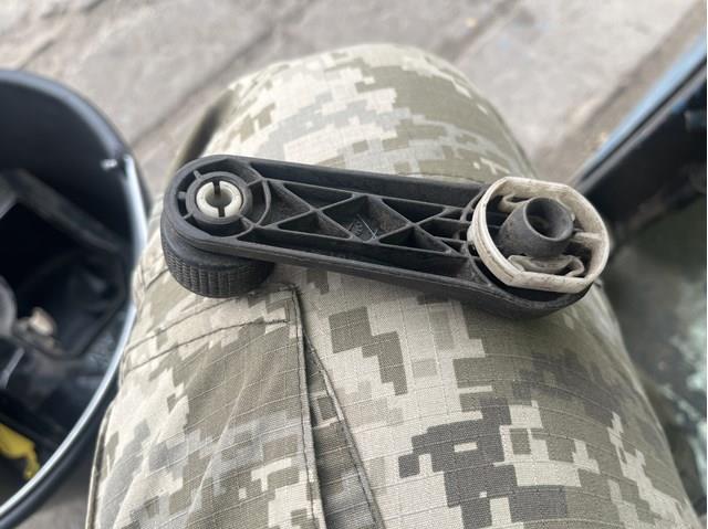 Ручка підйому скла двері, переднього 1H0837581B VAG