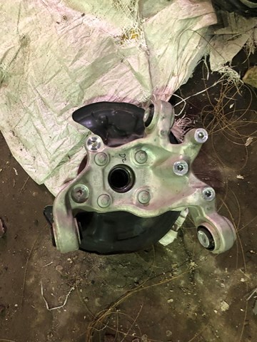 Цапфа поворотна ліва 430195DA0A NISSAN