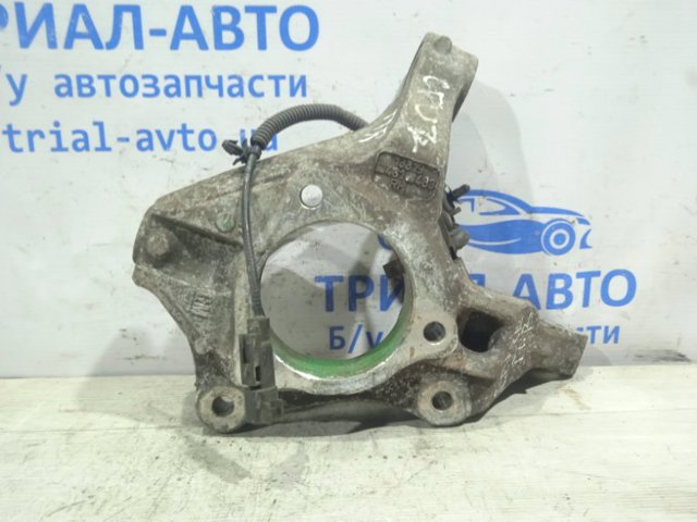 Цапфа поворотна права 13319481 GM