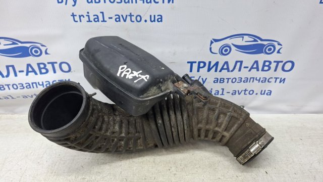 Патрубок повітряний, вихід повітряного фільтра 16576EB300 NISSAN