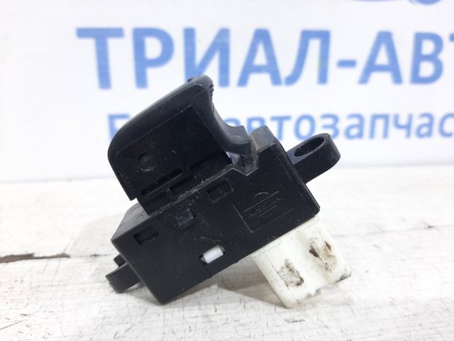 Кнопка вмикання двигуна склопідіймача передня права 25411AX010 NISSAN