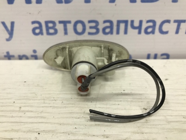 Повторювач повороту на крилі 261608990A NISSAN