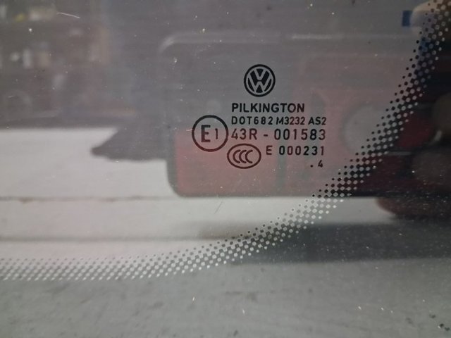 Скло багажного відсіку, праве 2K0845332L VAG