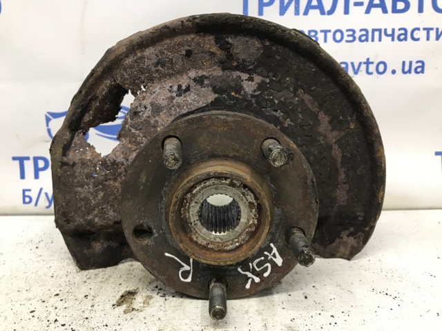 Цапфа поворотна права 3870A008 MITSUBISHI