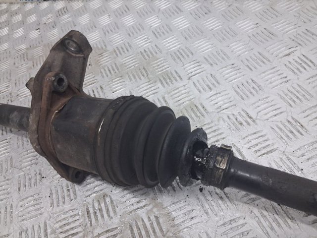 Привід правий 39100JD72B NISSAN