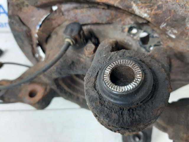 Цапфа - поворотний кулак задній, правий 4230448031 TOYOTA