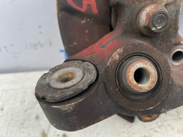 Кулак поворотний лівий 43019CG000 NISSAN
