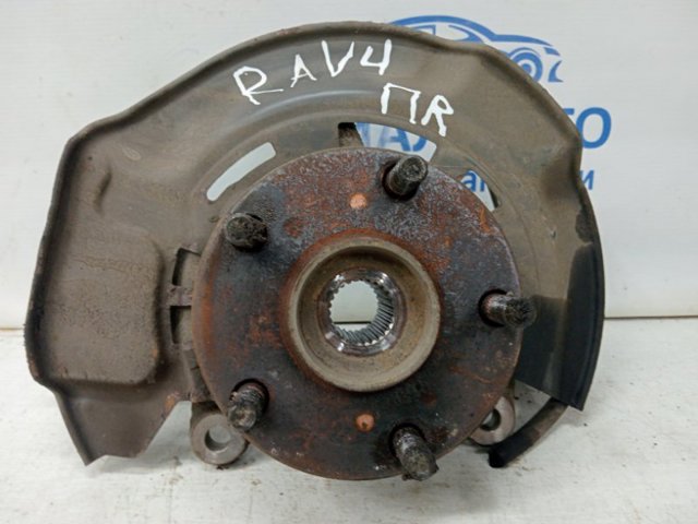 Кулак поворотний передній правий 4321142080 TOYOTA
