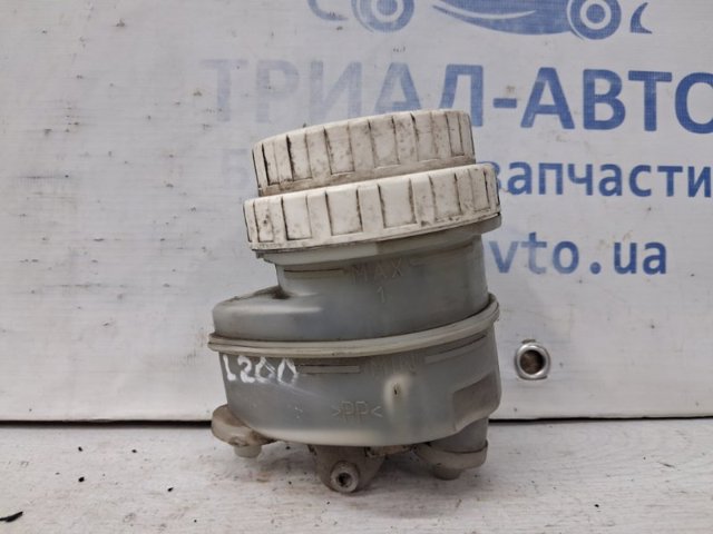 Бачок головного гальмівного циліндру Mitsubishi L 200 4