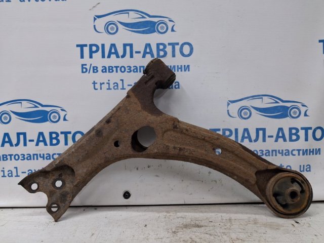 Правий важіль передній нижній підвіски 4806805070 TOYOTA