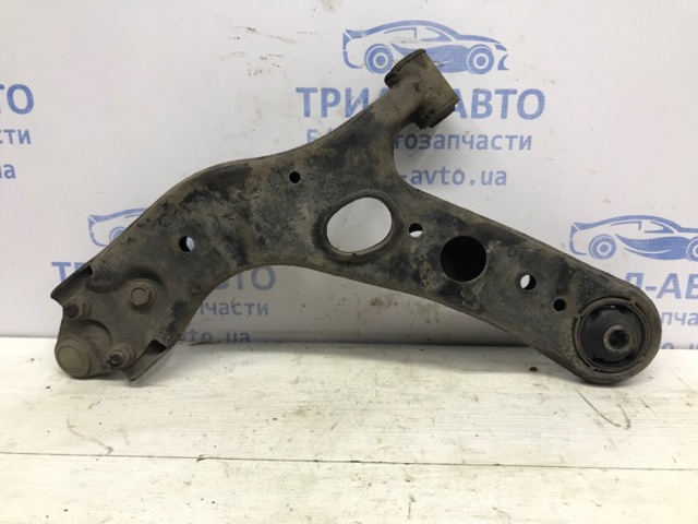 Правий важіль передній нижній підвіски 4806842050 TOYOTA