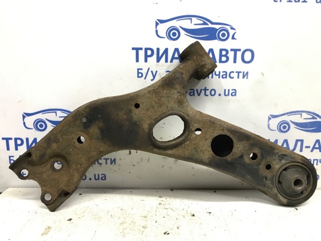 Правий важіль передній нижній підвіски 4806842051 TOYOTA
