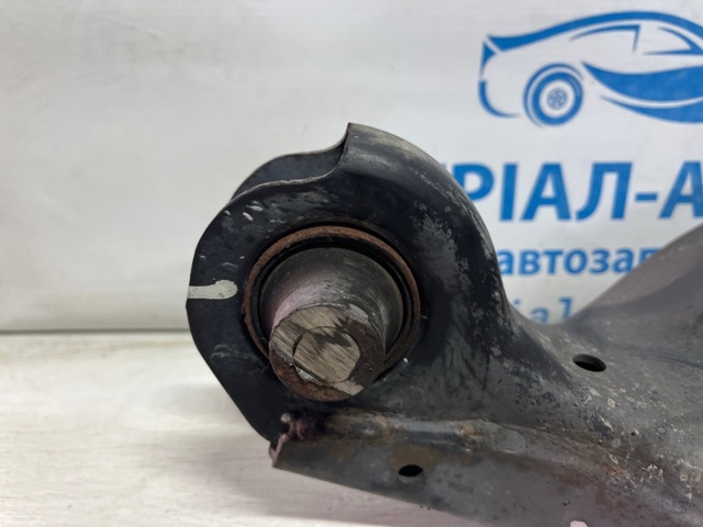 Важіль задньої підвіски нижній, правий 52350STXA01 HONDA
