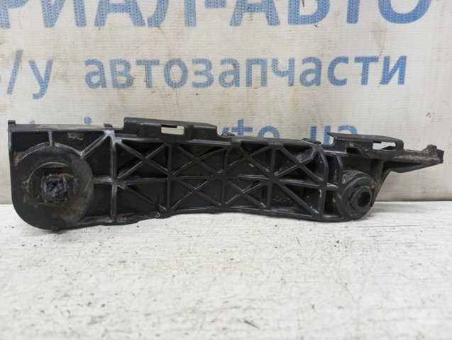 Лівий кронштейн переднього бампера 5253642020 TOYOTA