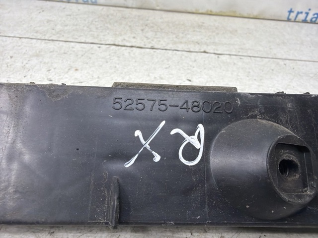 Направляюча заднього бампера, права 5257548020 TOYOTA