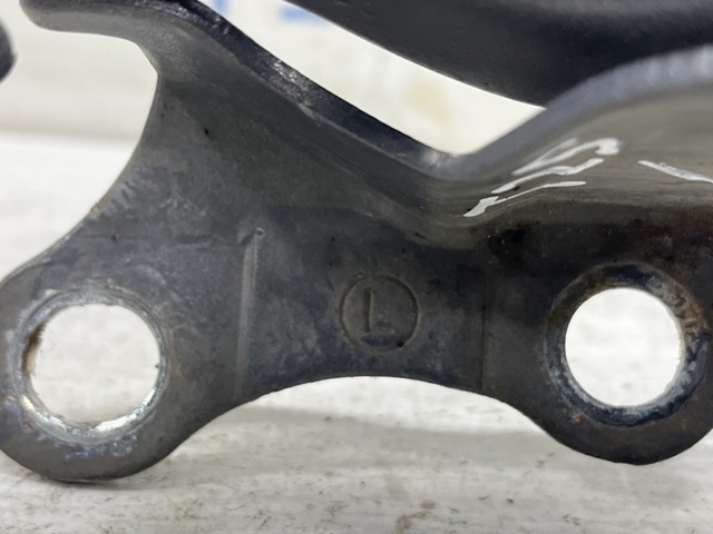 Шарнір капота лівий 5342005060 TOYOTA