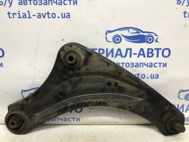 Правий важіль передній нижній підвіски 545001KK0A NISSAN