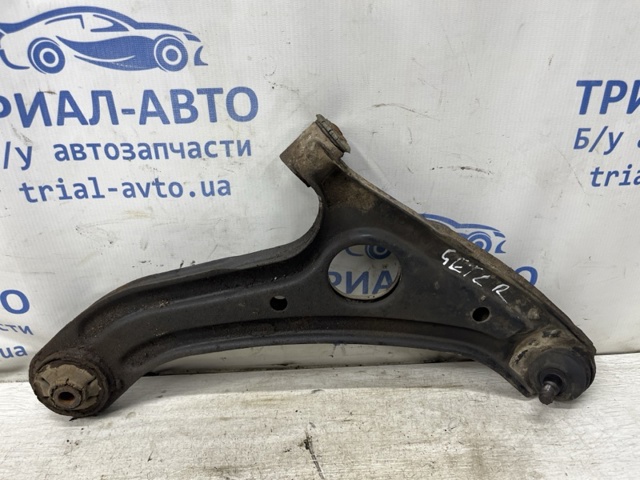 Правий важіль передній нижній підвіски 545011C000 HYUNDAI