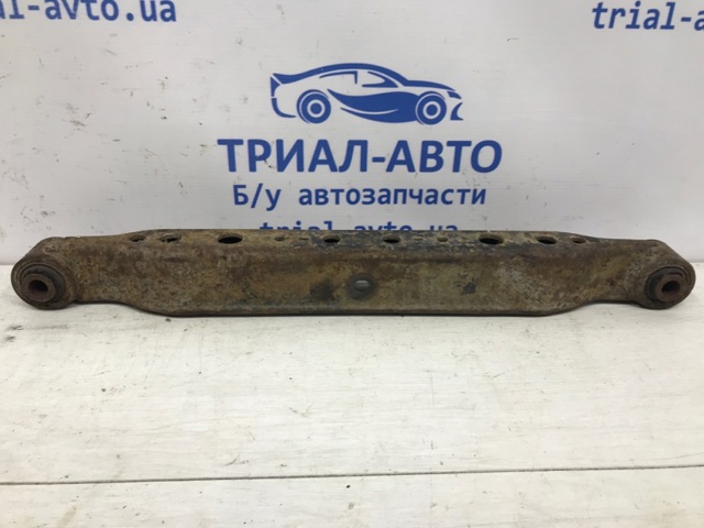 Балансир задній нижній, правий 55110JG000 NISSAN