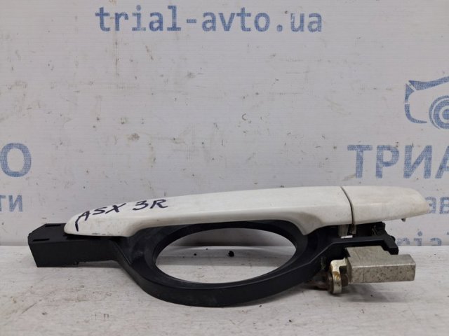 Тримач зовнішньої ручки дверей, задніх лівих 5746A087 MITSUBISHI