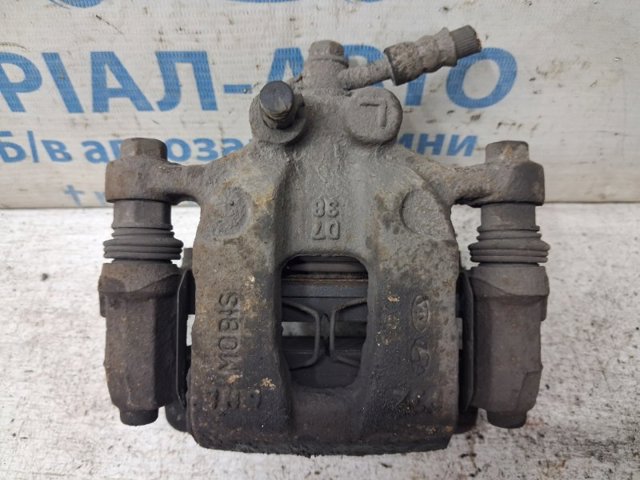 Задній гальмівний супорт лівий 58210D7000 HYUNDAI