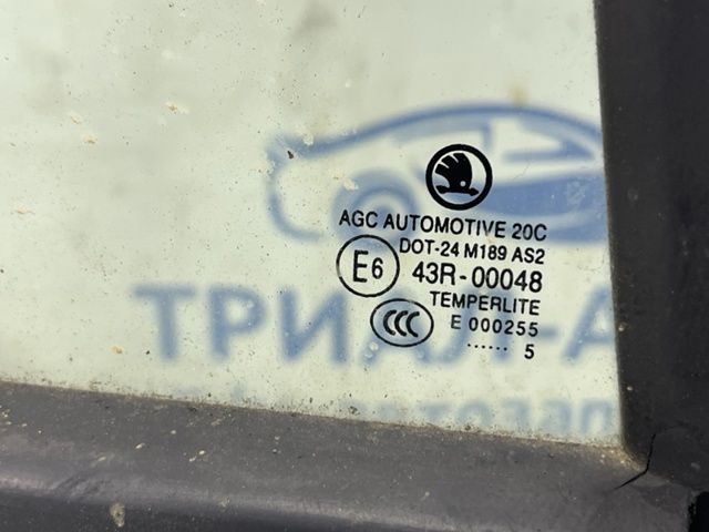Скло-кватирка двері, задньої, правої 5E5845214 VAG